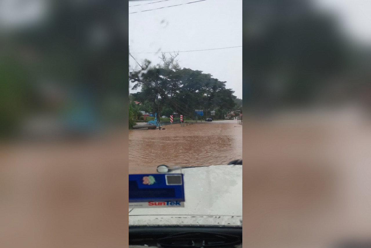 Beberapa jalan utama turut ditenggelami air. - Gambar ihsan APM