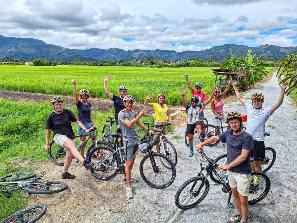 Selain berbasikal di George Town, anda juga boleh mengikuti pakej berbasikal di kampung sekitar - gambar @mataharicycletours