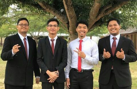 Muhammad Izzuddin (kiri) bersama rakan pasukan debat.