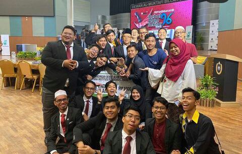 Muhammad Izzuddin bersama rakan pendebat dan pasukan UnisZA selepas menenangi satu pertandingan debat.