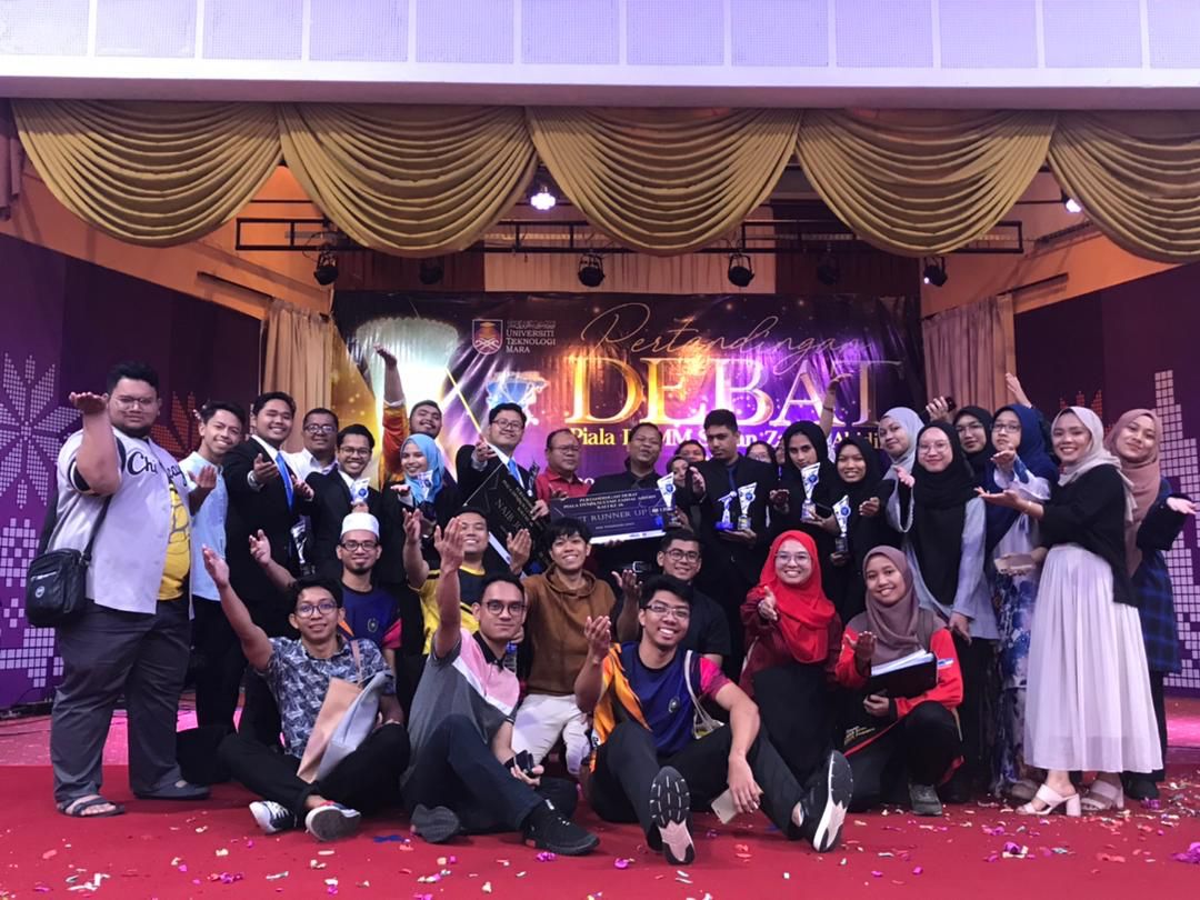 Muhammad Izzuddin bersama rakan pendebat dan pasukan UnisZA selepas menenangi satu pertandingan debat.