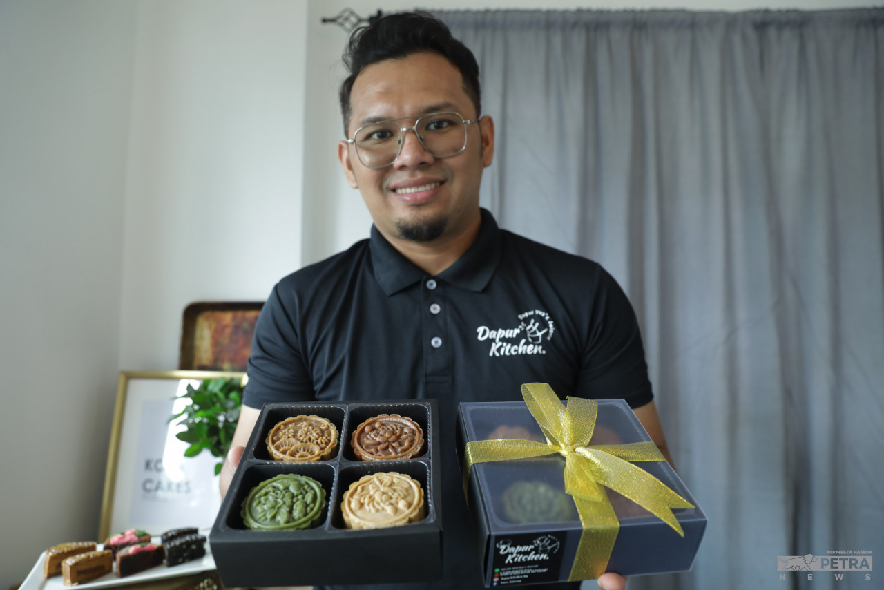 Pengalaman di bidang perhotelan selama 3 tahun memberikan kelebihan kepada Yusran Jandamin untuk memasarkan pelbagai produk kuih tradisional
