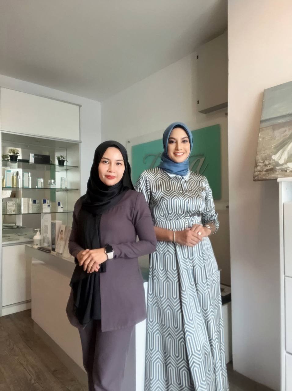 Tengku Puan Bendahara Perlis, Datin Seri Diraja Sharifah Azura (kanan) dan Izza Sudirman