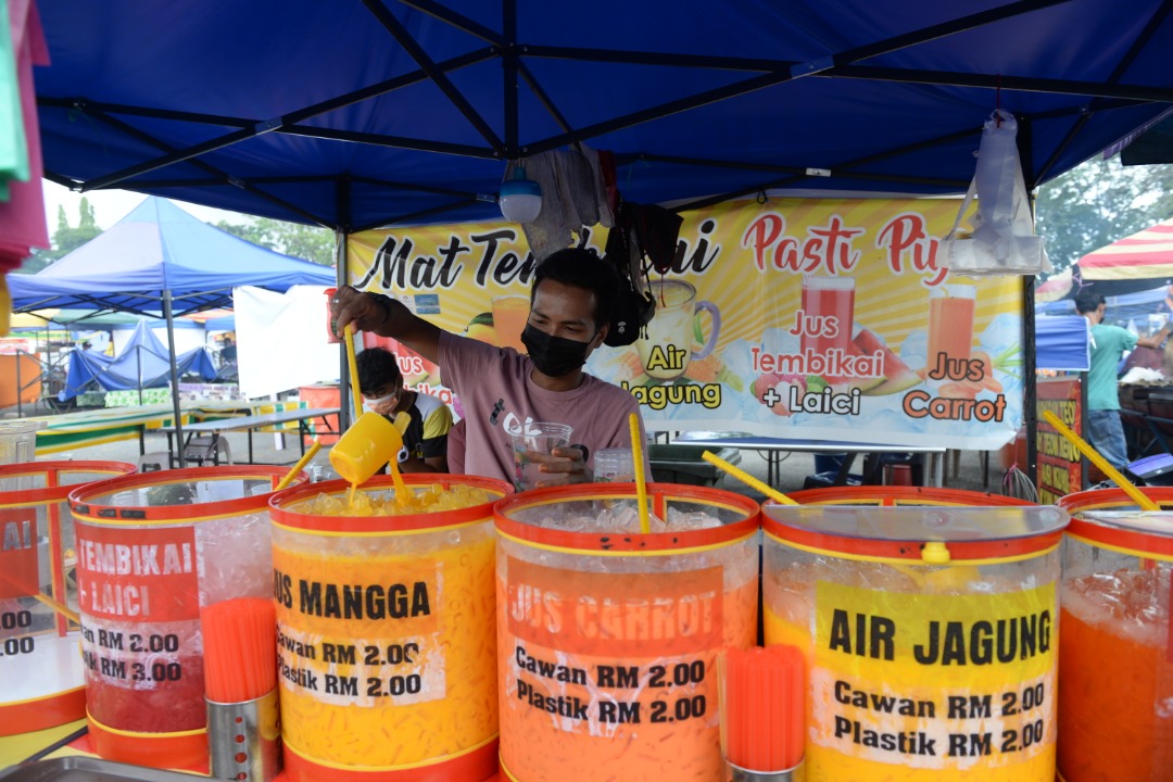 Peniaga air, Muhammad Asfar tetap meneruskan jualannya di bazar Ramadan Stadium Darul Aman.