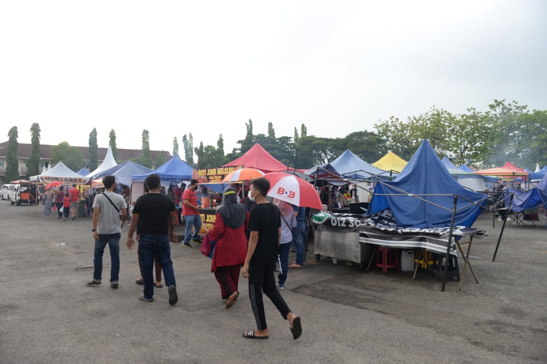 Suasana di Bazar Ramadan, Stadium Darul Aman, semalam.