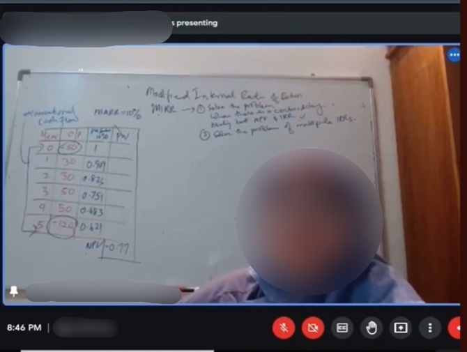 Pensyarah terbabit memarahi pelajar yang tidak mempunyai komputer riba. - Tangkap layar dari video media sosial