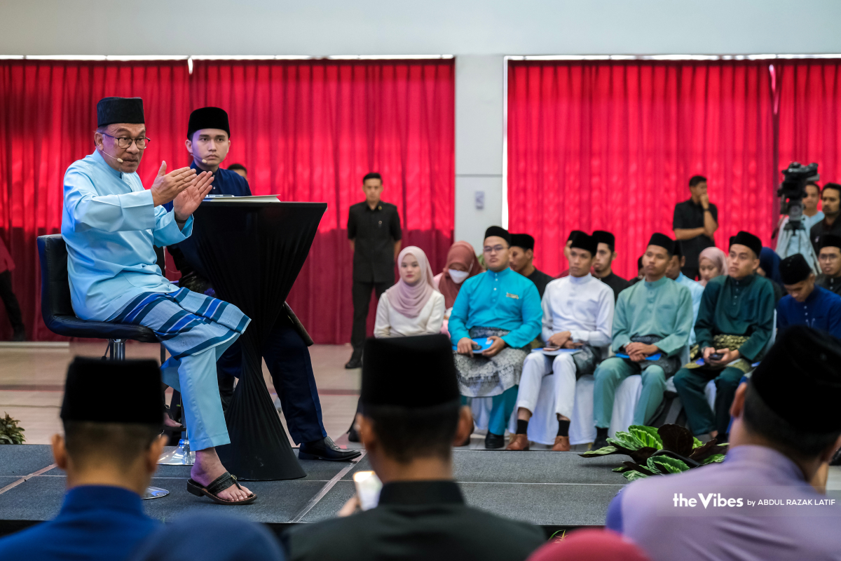 Menurut Anwar ia penting untuk melahirkan golongan pelajar yang mempunyai daya fikir kritikal, sekali gus menjadikan institusi pengajian sebagai platform percambahan idea. - Gambar oleh Abdul Razak Latif