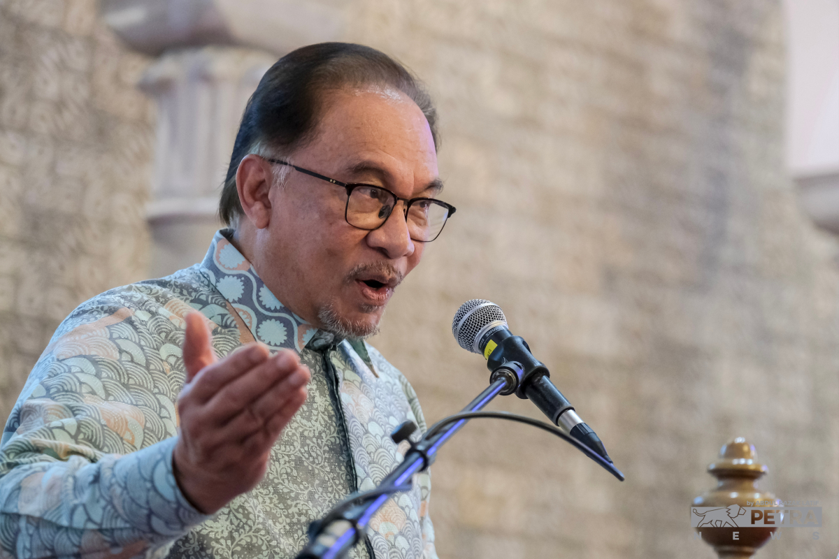 Anwar Ibrahim berkata, pelaburan Infineon selaras dengan gagasan Ekonomi Madani yang menyasarkan Malaysia sebagai peneraju ekonomi Asia - gambar fail