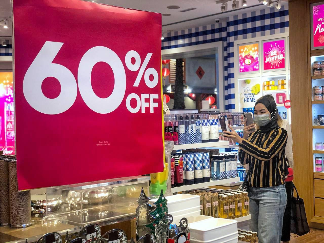 Nurul Syazana mengaku dia seorang 'shopaholic' yang lemah bila melihat iklan jualan murah.