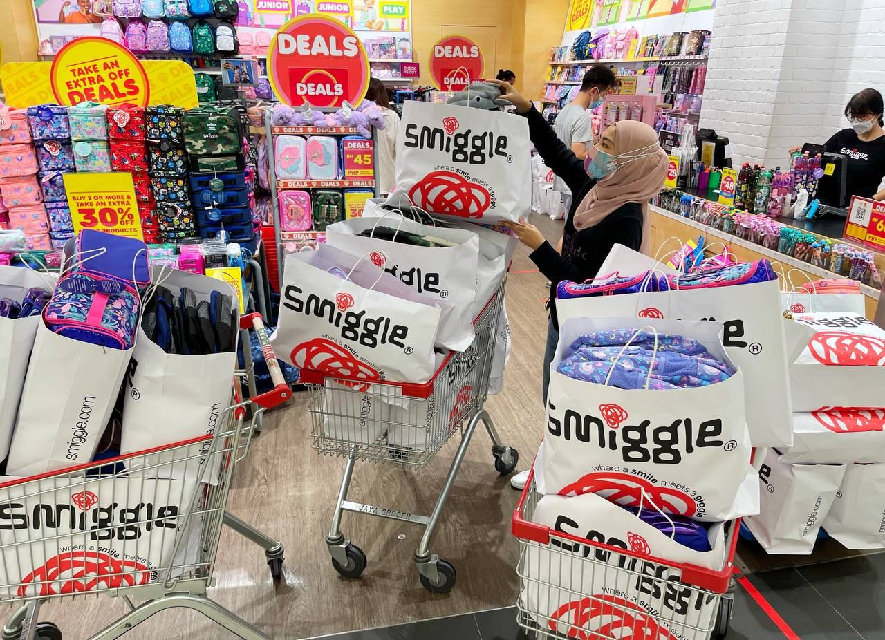 Nurul Syazana memfokuskan khidmatnya kepada beberapa jenama, termasuk Smiggle yang mengeluarkan produk peralatan kanak-kanak.
