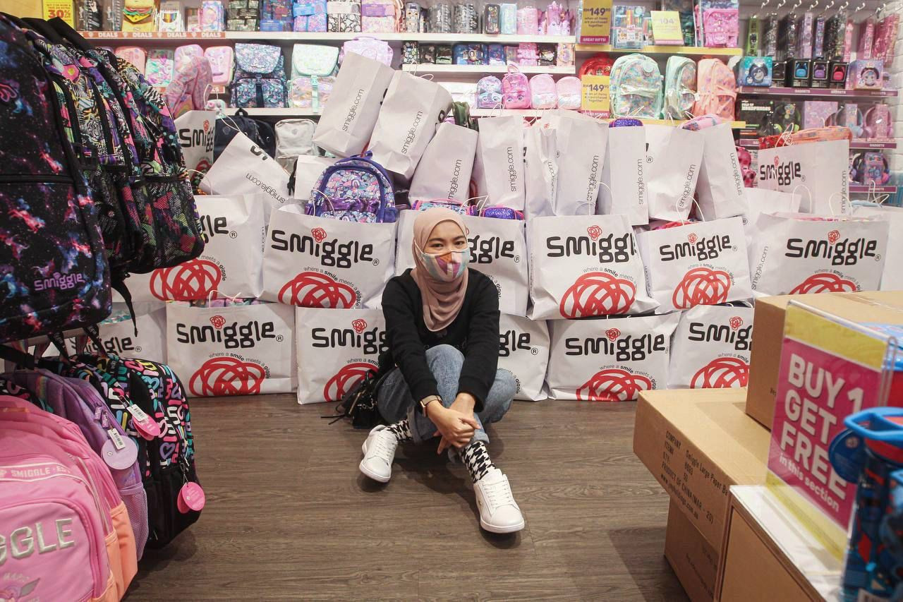 Nurul Syazana pada mulanya meyediakan khidmatnya secara sambilan.