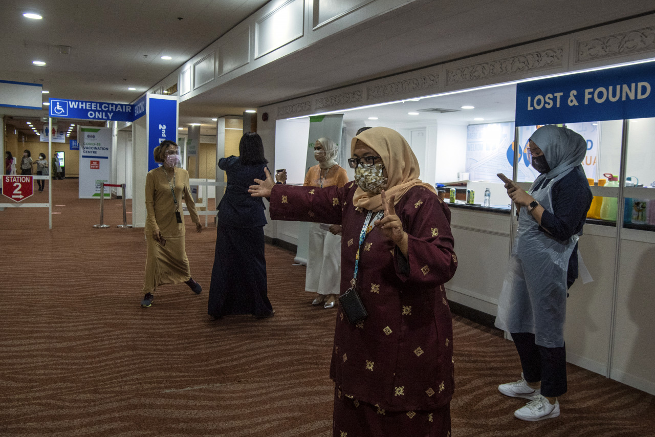 Petugas memakai baju kurung semasa bertugas pada sambutan Aidiladha ketika tinjauan di PPV WTCKL hari ini.