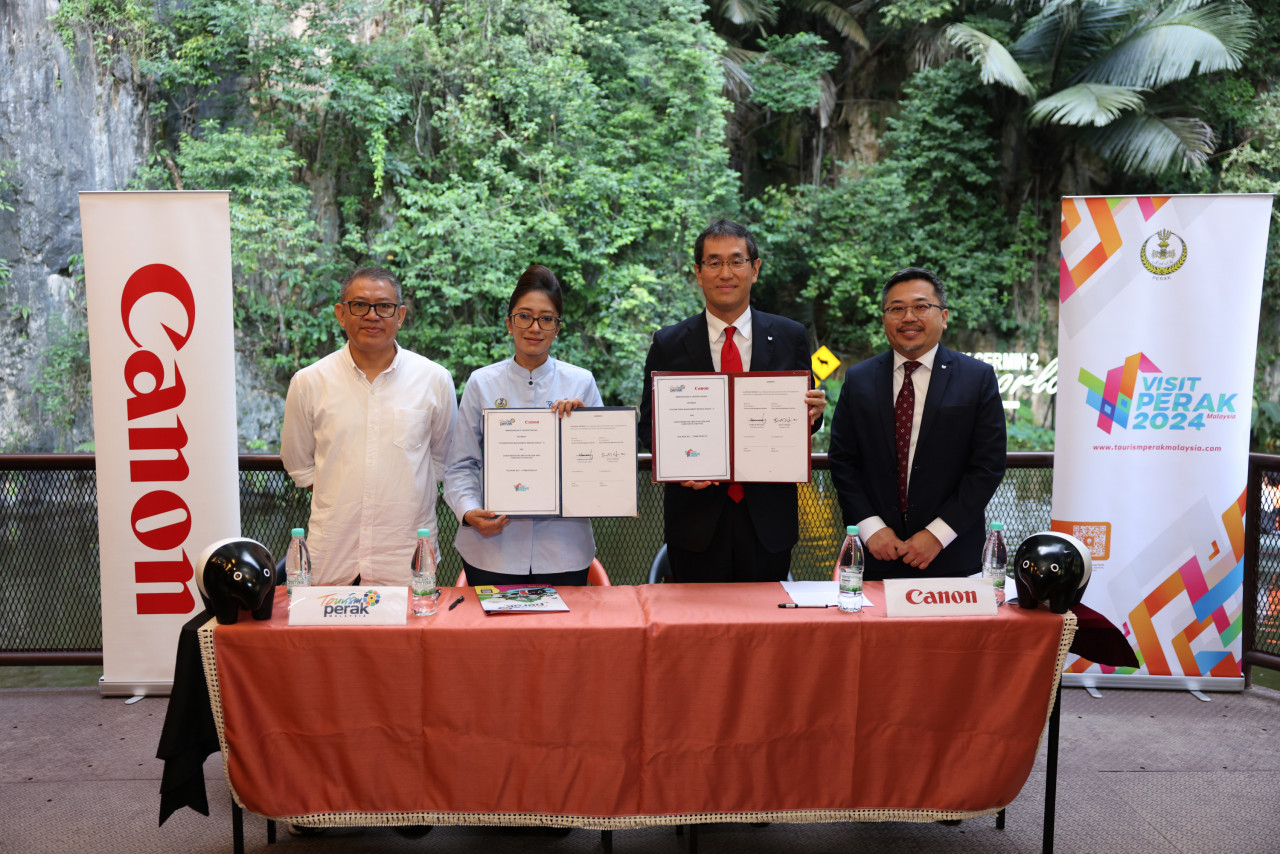 (Dari kiri) Pengurus Kanan, Pengurusan Aset Kemudahan, Majuperak Holding Berhad, Nor Azman Zulkifli; Ketua Pegawai Eksekutif, Tourism Perak Management Berhad, Nurmalis Musa; Presiden dan Ketua Pegawai Eksekutif Canon Marketing Malaysia, Shunji Yoshikai dan Ketua Cawangan Pulau Pinang, Canon Marketing Malaysia, Daren Tan. Gambar Roots