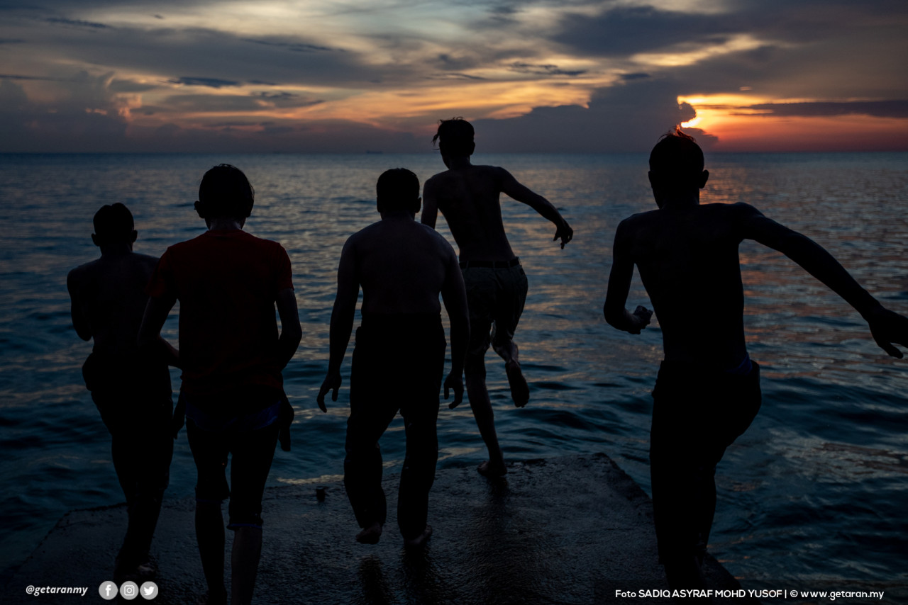 Suasana siang bertukar menjadi senja di Pantai Teluk Kemang. - Gambar oleh Sadiq Asyraf