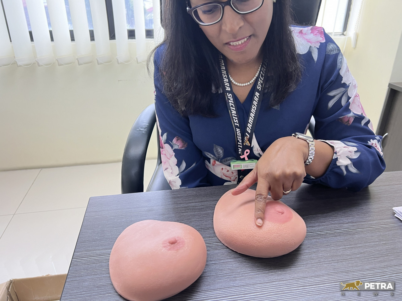Dr Sangeetha sedang menunjukkan cara pemeriksaan kendiri yang boleh dipraktikkan di rumah
