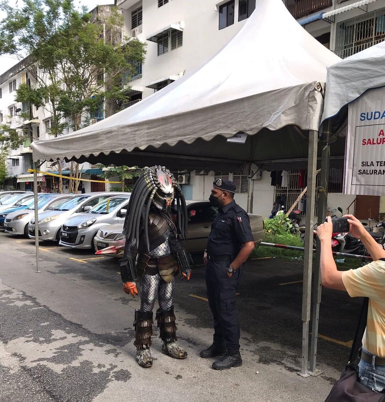 Seorang memakai kostum watak Predator dihalang dari membuang undi. - Gambar media sosial