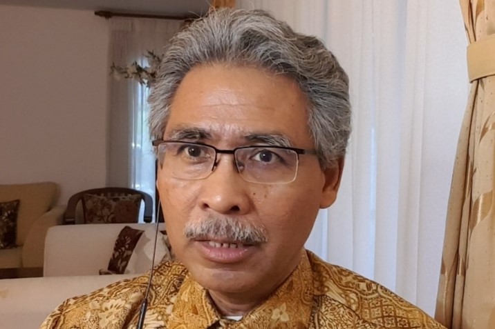 Profesor Azmi Hassan