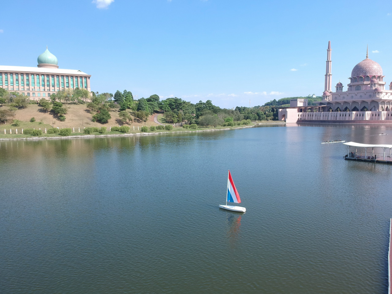 Gambar - Kelab Tasik Putrajaya
