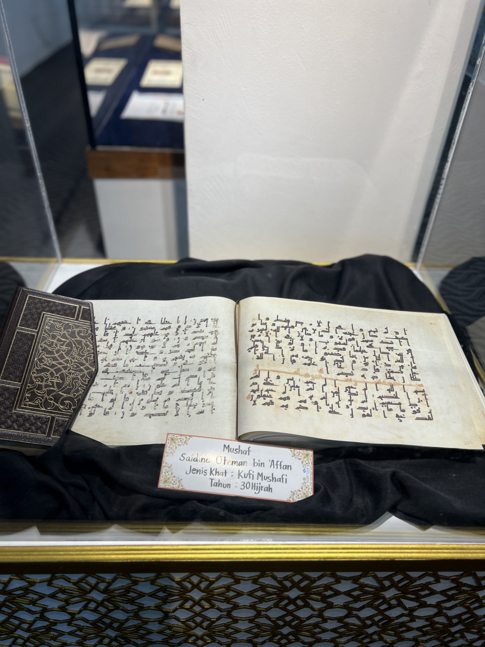 Naskah Al-Quran zaman Saidina Othman bin Affan yang sudah wujud sejak tahun 30 Hijrah ada di kompleks ini