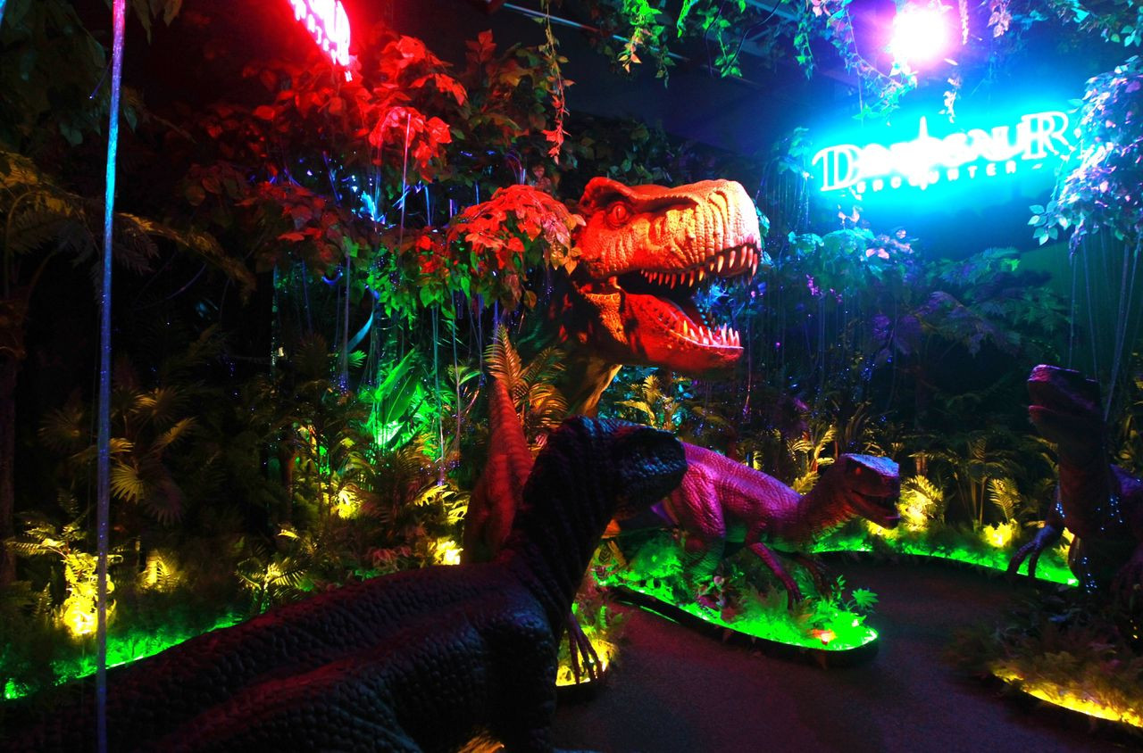 Replika gergasi haiwan termasuk dinosaur yang menggunakan teknologi pengesan gerakan