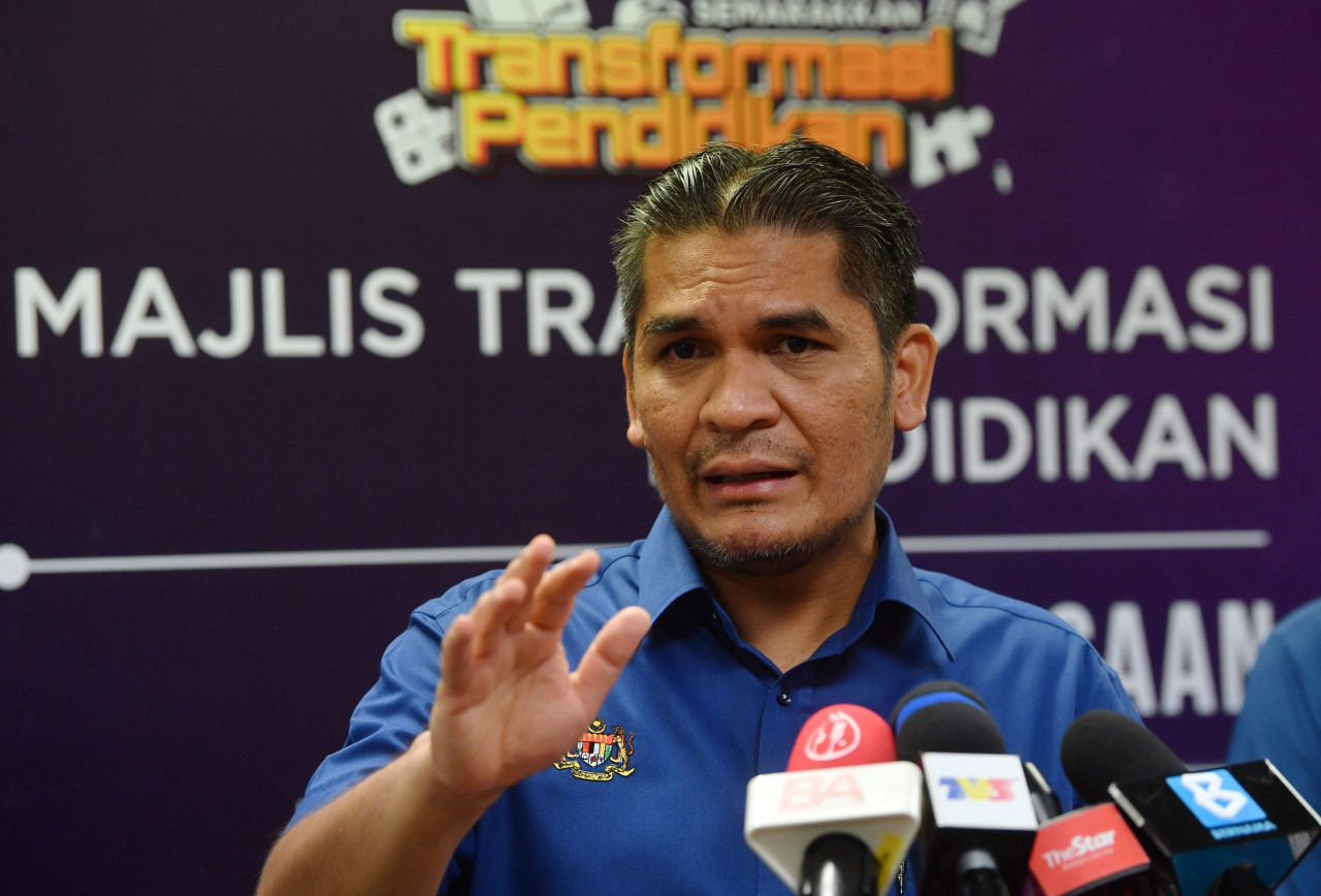 Seorang penghantar makanan pula berkata, Dr Mohd Radzi Jidin mengubah pelbagai dasar dalam Kementerian Pendidikan hingga membebankan rakyat