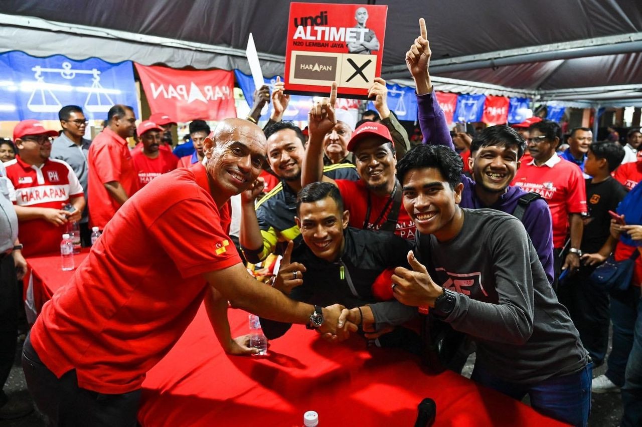 Altimet (kiri) digemari penduduk setempat kerana tidak kekok mendekati mereka