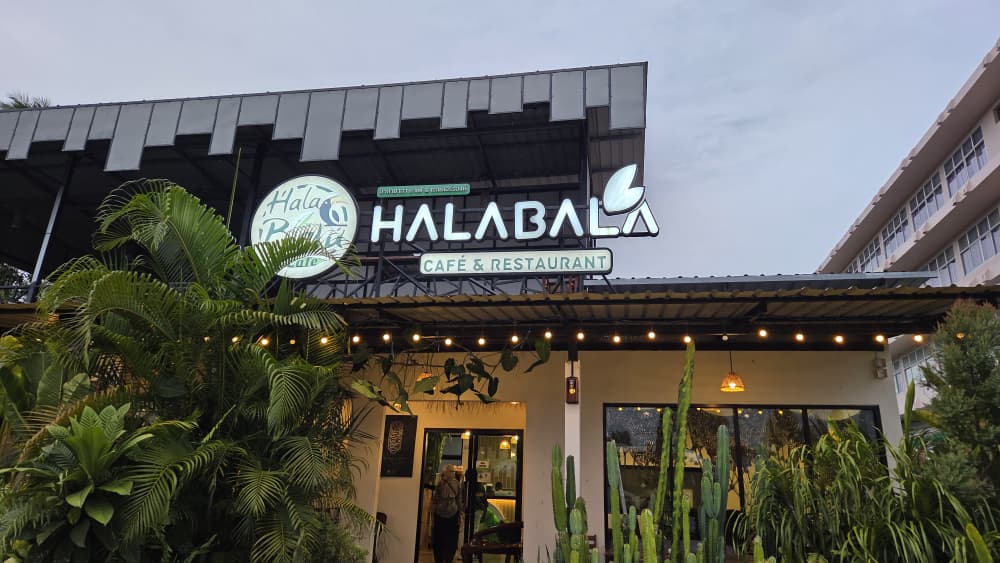 Antara restoran yang menyajikan hidangan halal