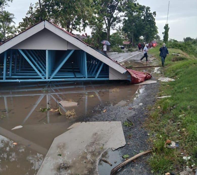 Keadaan bumbung rumah pusaka Md Razi yang diterbangkan angin hingga ke jalan utama Sungai Korok menuju ke Jitra dalam kejadian ribut, petang semalam.