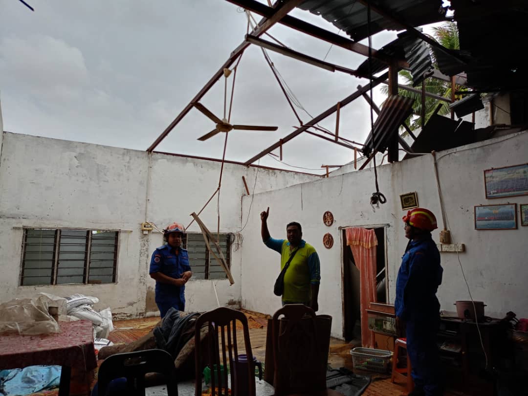 Rumah yang kehilangan bumbung akibat diterbangkan angin kencang - gambar APM