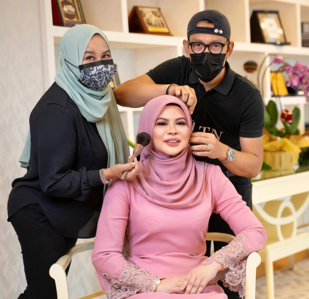 Jurusolek Saidatulnisa Aminuddin (kiri) dan pereka fesyen Man Kajang (kanan) bersama Rina Harun. - Gambar sumber internet