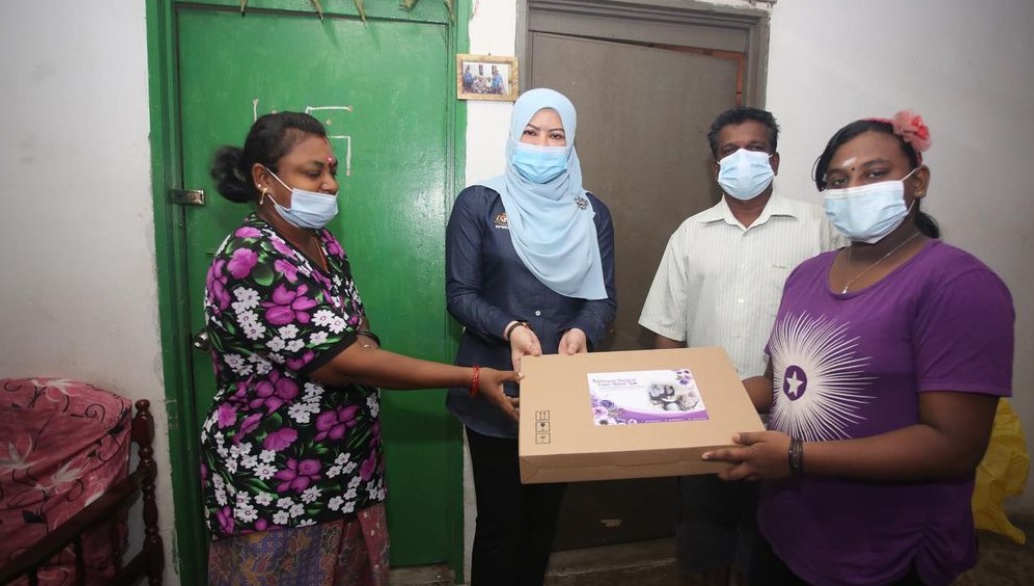 Jadual Rina Harun padat diisi dengan kegiatan menyantuni golongan memerlukan. - Gambar dari Instagram Rina Harun