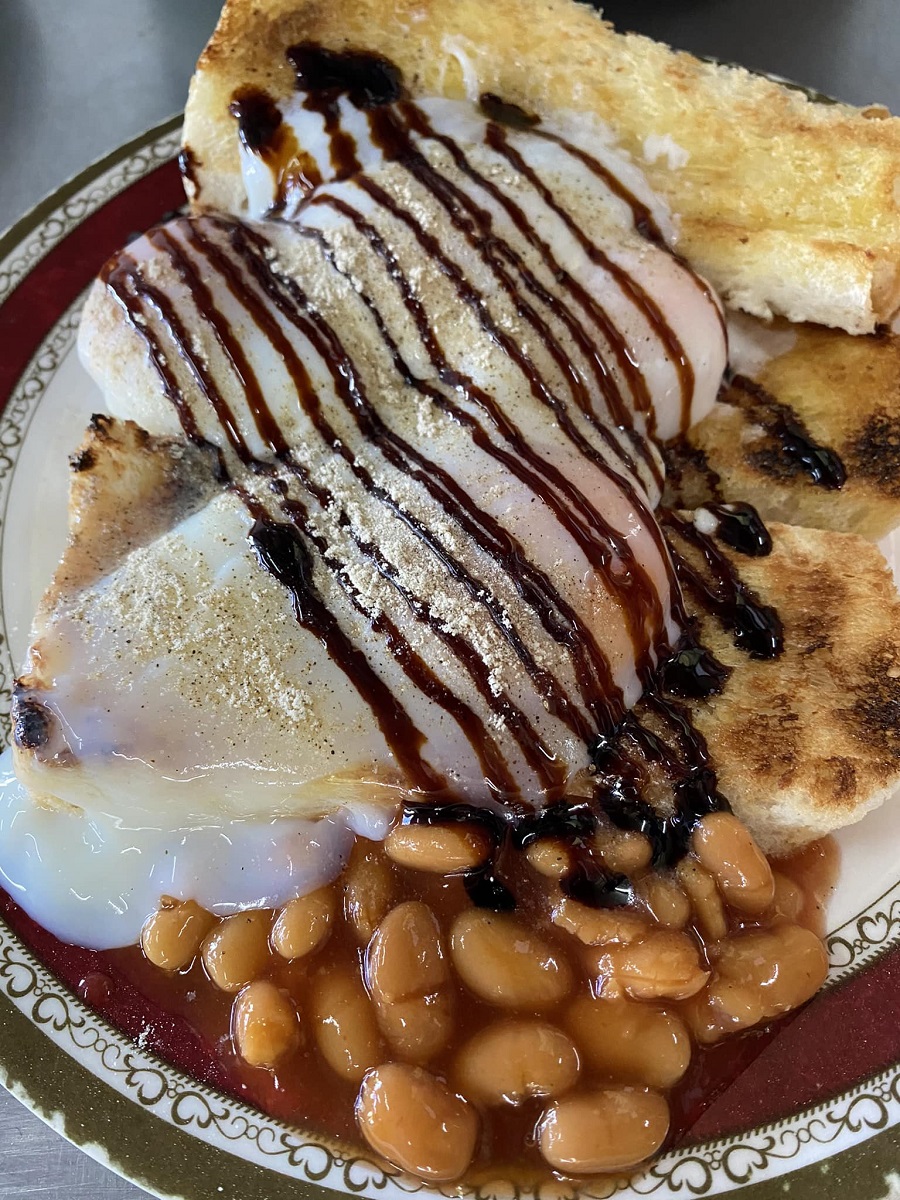 Hidang roti bakar dengan aroma arang ini amat menggamit selera - gambar Original Roti Leleh Batu Arang