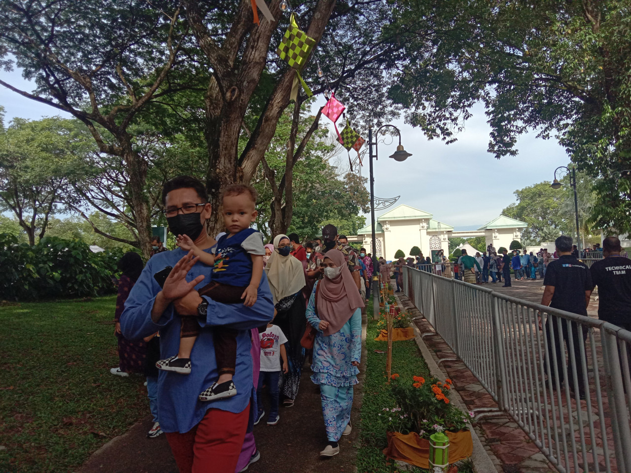 Orang ramai hadir ke Rumah Terbuka Aidilfitri PM di Seri Perdana hari ini. - Gambar oleh Qistina Nadia Dzulqarnain