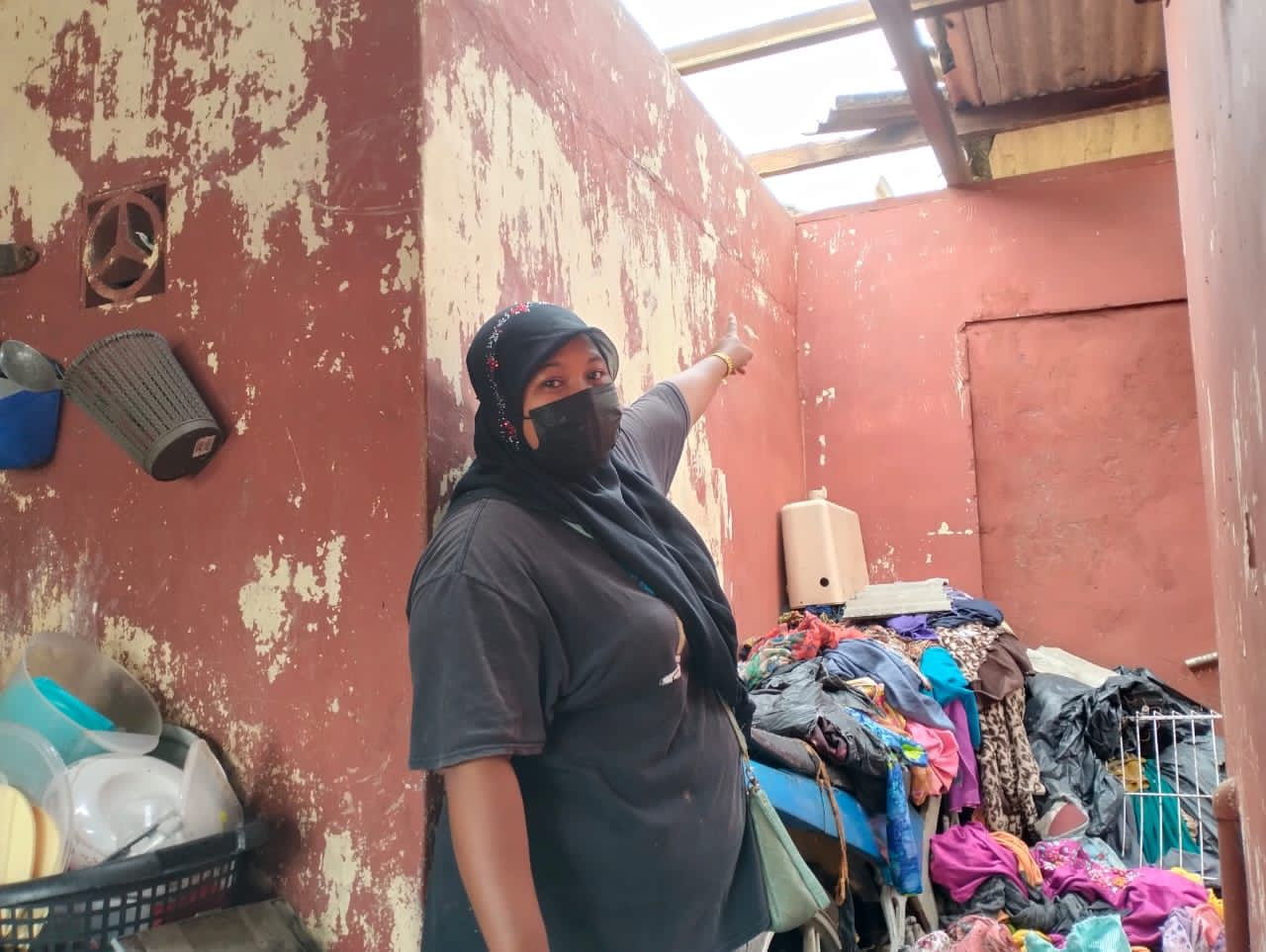 Ruang di mana ahli keluarganya memanjat timbunan baju untuk naik ke bumbung bagi menyelamatkan diri.