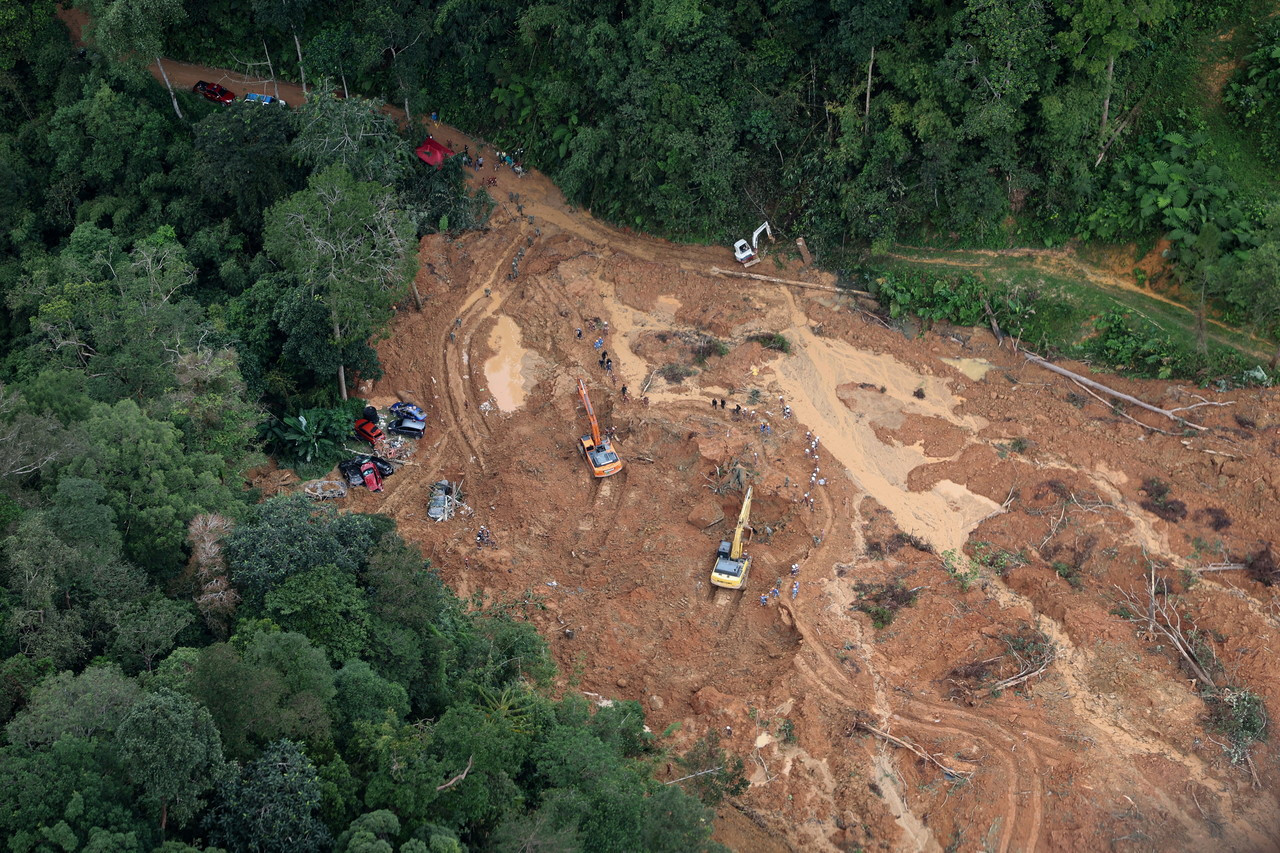 Pemandangan atas kawasan insiden tanah runtuh di tapak perkhemahan berhampiran sebuah ladang organik di Father’s Organic Farm, Gohtong Jaya, ketika tinjauan Bernama bersama Pasukan Gerakan Udara (PGU) Polis Diraja Malaysia, hari ini. - Gambar Bernama