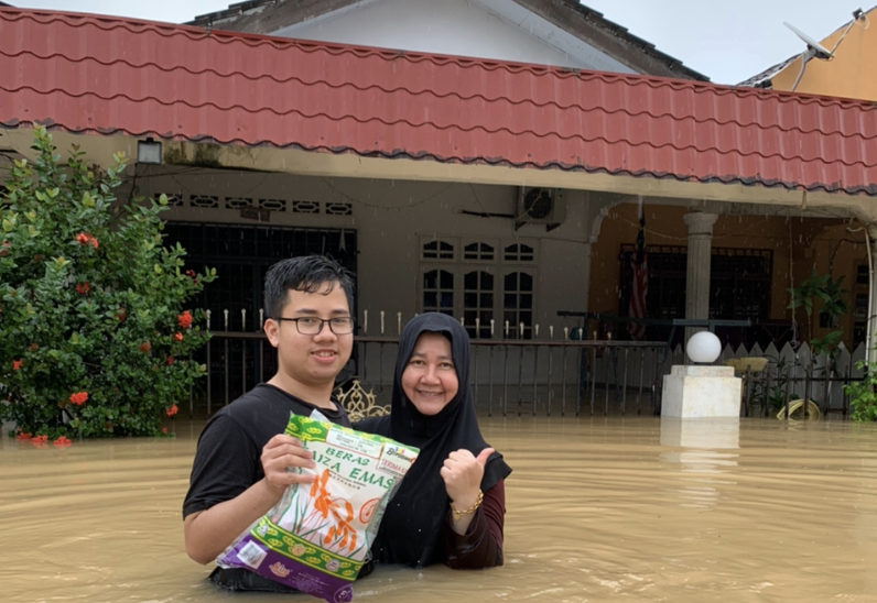 Ruzlina (kanan) bersama anaknya, Ahmad Zahin Ahmad di hadapan rumah keluarga mereka di Besut. - Gambar ihsan Ruzlina Akma Janah