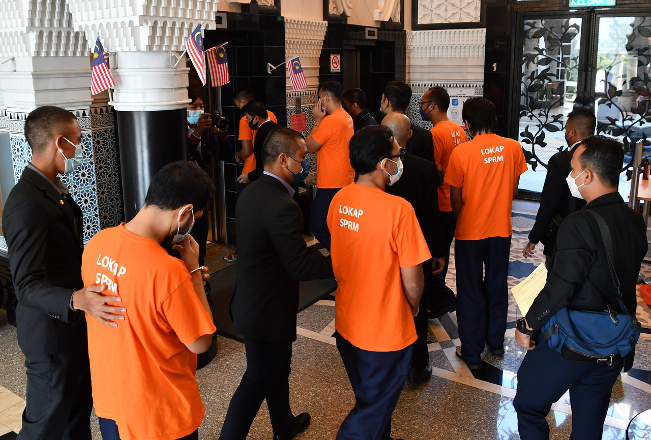 SPRM menahan reman 8 individu bagi membantu siasatan berhubung kes rasuah melibatkan projek milik syarikat berkaitan kerajaan (GLC) bernilai lebih RM2.3 bilion. - Gambar Bernama