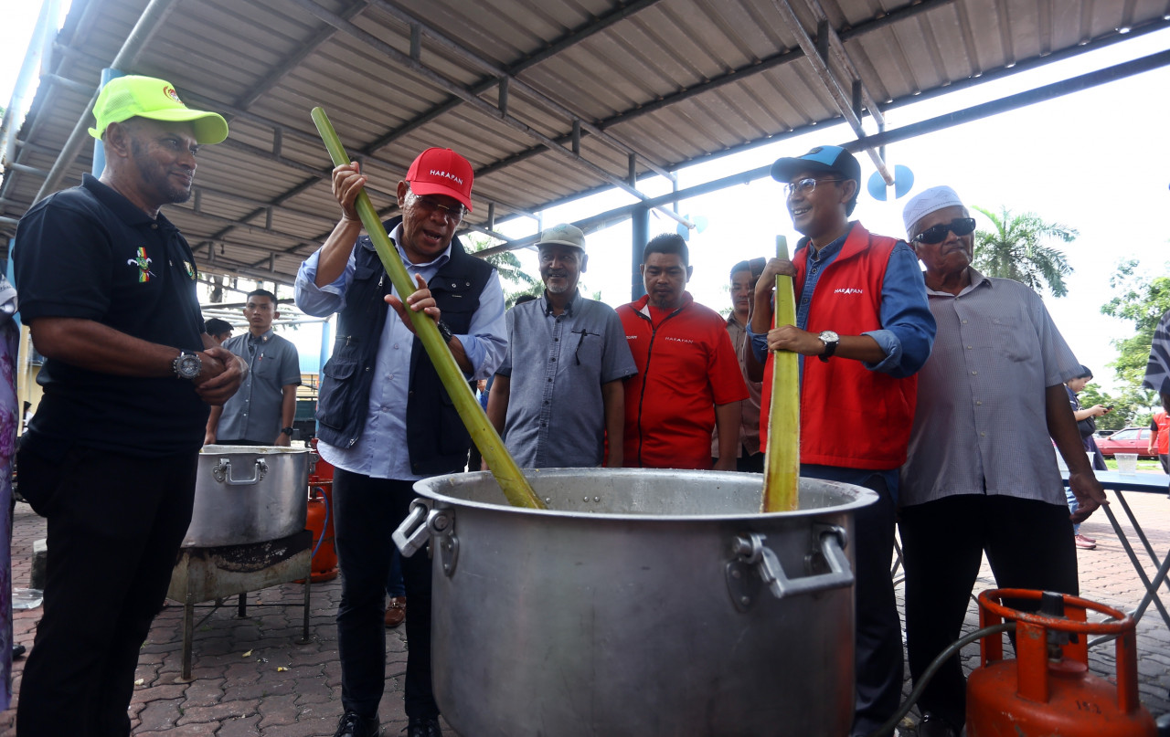 Saifuddin Nasution Ismail (dua, kiri) menyantuni menyantuni golongan peniaga di Pasar Besar Alor Setar di sini - gambar Rafisqi Radhi