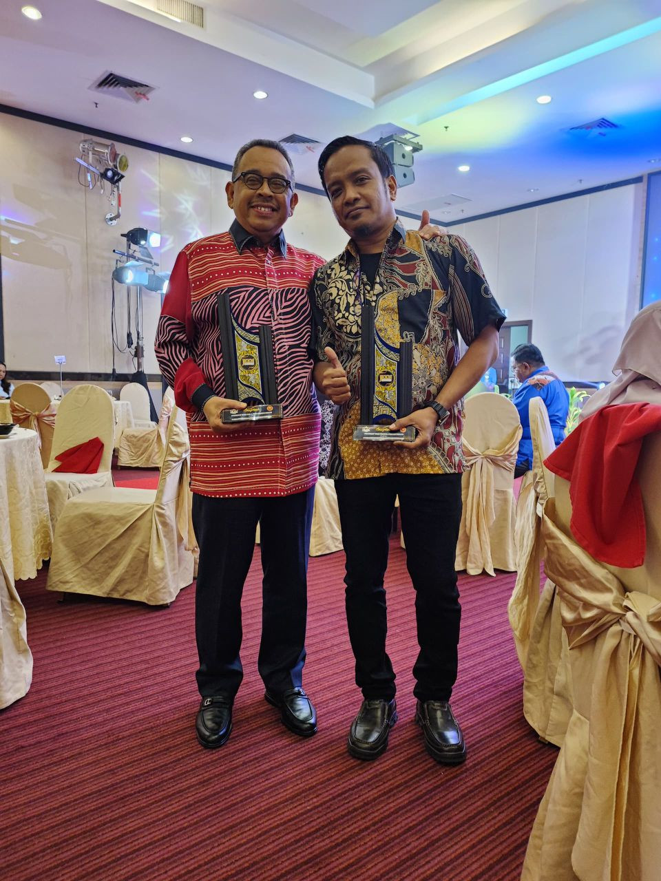 Saipol Bahari (kanan) bergambar dengan Guru Utama Silat Cekak Pusaka Hanafi, Md. Radzi Hanafi yang juga bapa saudaranya ketika menerima anugerah Pejuang Seni Kedah baru-baru ini - gambar keluarga Allahyarham