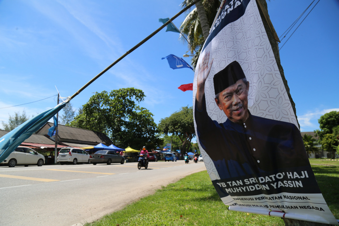 Salah satu daripada puluhan kain rentang Perikatan Nasional yang memaparkan wajah Muhyiddin yang digantung di DUN Kesidang - Gambar oleh Mustaffa Kamal