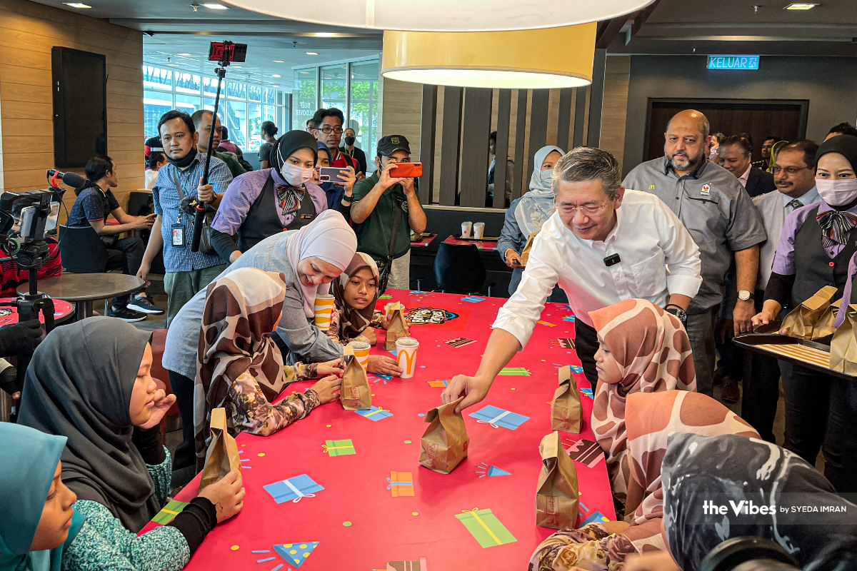 Salahuddin tidak kekok mendekati orang ramai pada setiap acara dihadiri - gambar fail