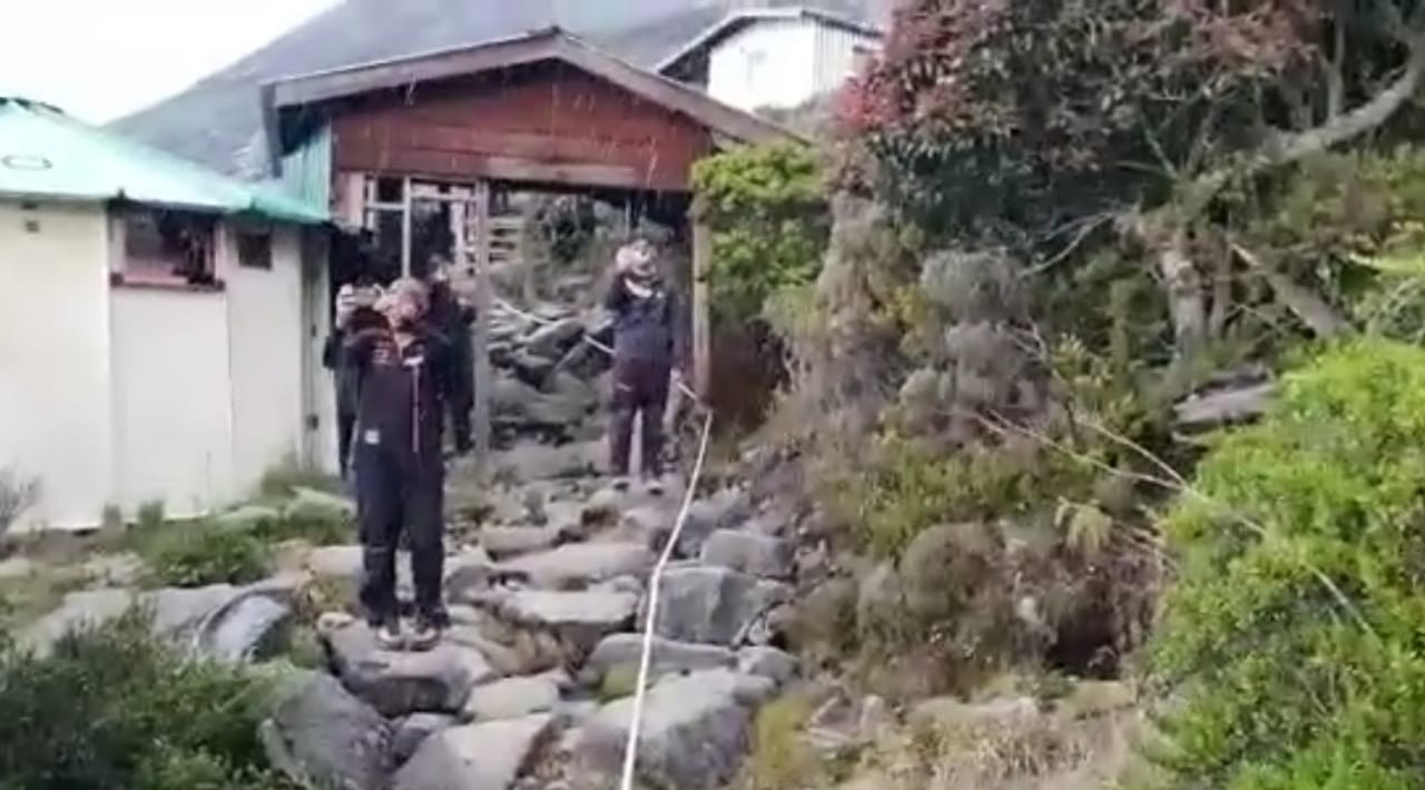 Salji dilaporkan berlaku antara hentian Sayat-Sayat sehingga di KM8.72 Gunung Kinabalu.