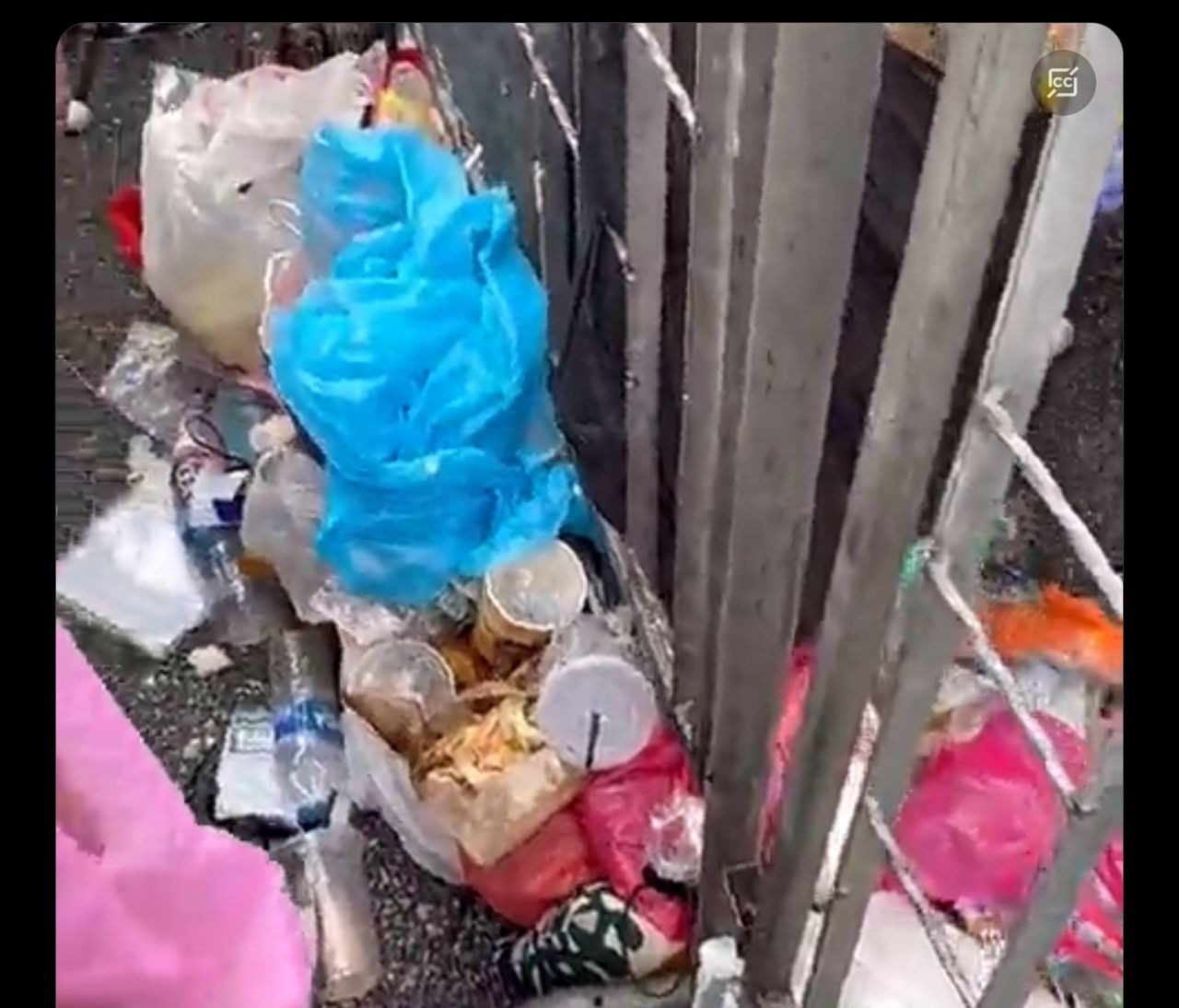 Longgokan sampah di luar SBNK ketika konsert Coldplay bulan lalu - gambar X
