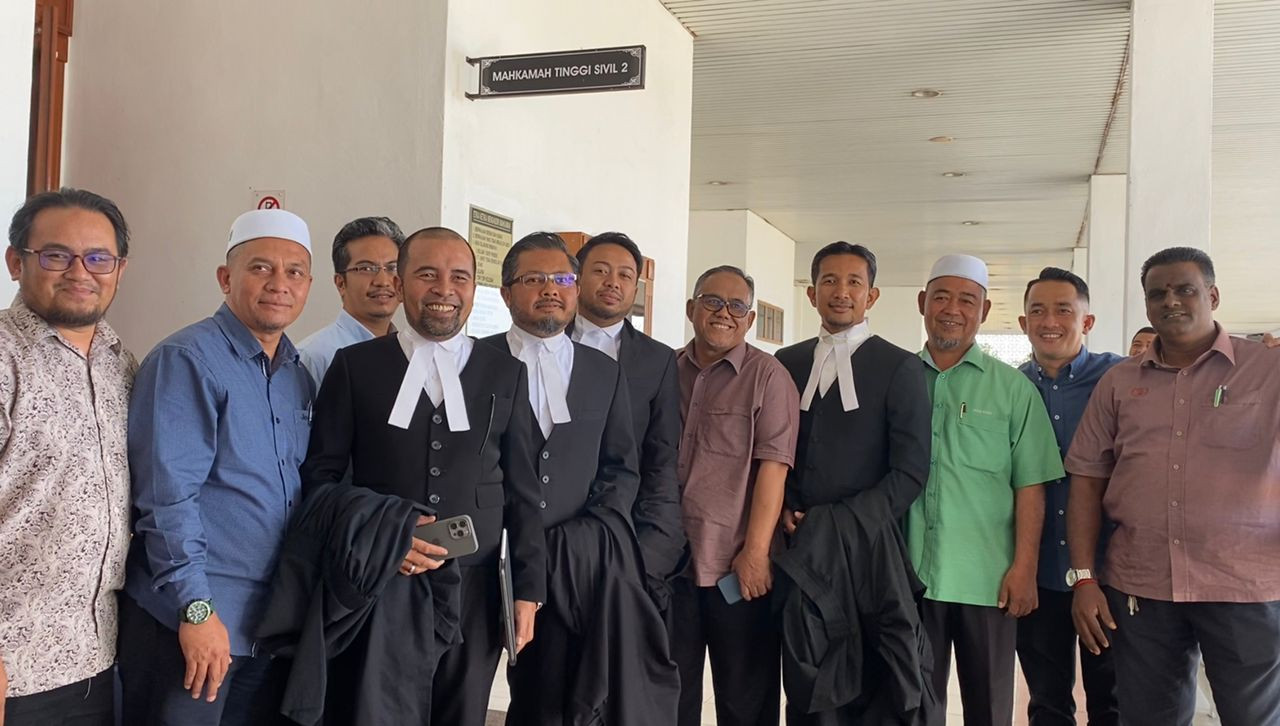 arisan peguam dan penyokong Muhammad Sanusi di pekarangan mahkamah - gambar Rafisqi Radhi