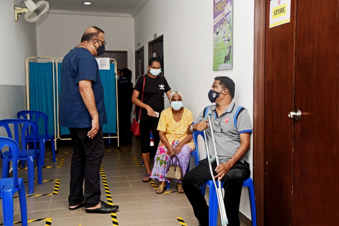 Dr Sathia tidak pernah melepaskan peluang bertemu sendiri dengan setiap pesakit yang hadir di klinik, bagi mengenali mereka dengan lebih dekat. - Gambar ihsan SPCare