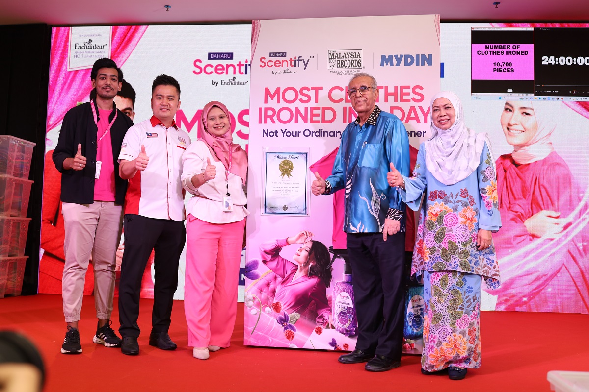 Dari kiri - Syed Ashiq Syed Ansari (Scentify), Aaron Bong Keng Jin (The Malaysia Book of Records), Rozaina Mahmod (Scentify), Pengarah Eksekutif Mydin Mohamed Holdings Berhad, Datuk Murad Ali Mydin Mohamed dan Pengarah Eksekutif Mydin Mohamed Holdings Berhad, Datin Dr Siti Hawa Mohd