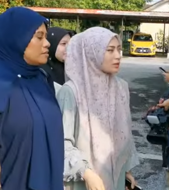Adira ketika tiba di Mahkamah Rendah Syariah Gombak Barat. - gambar media sosial