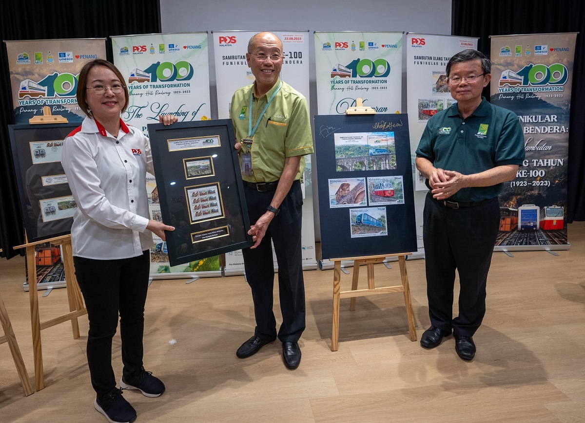 Fiona Liao, Ketua Pegawai Pemasaran, Komunikasi & Kelestarian Kumpulan Pos Malaysia Berhad (kiri) bersama YBhg Dato' Cheok Lay Leng, Pengurus Besar Penang Hill Corporation (tengah), dan YAB Tuan Chow Kon Yeow, Ketua Menteri Pulau Pinang semasa majlis pelancaran