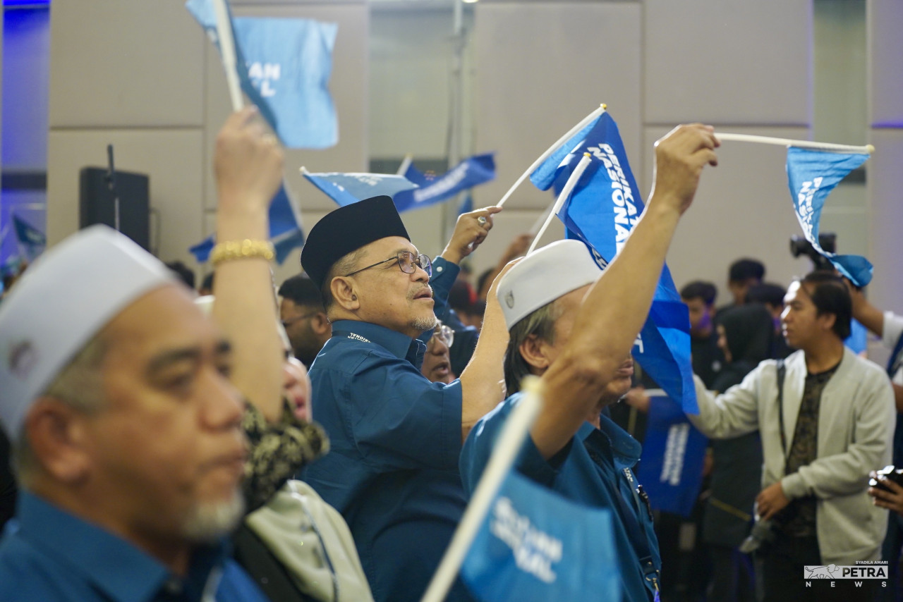 Datuk Seri Shahidan Kassim antara yang kelihatan meraikan kemenangan PN di Shah Alam, awal pagi tadi - gambar Syadila Amari