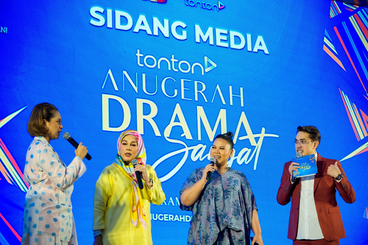 Sherry Alhadad dan Sharifah Shahirah hos utama TADS 2023.
